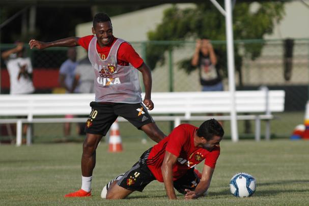 O atacante Marquinhos (E) de 27 anos veio por emprstimo at dezembro junto ao Internacional. Esteve presente na apresentao do elenco rubro-negro, mas s subiu aos gramados para seu primeiro treino no dia seguinte. Pelo Inter, pouco entrou em campo em 2016. Foram apenas 19 jogos (seis como titular), com somente um gol marcado. Revelado pelo Vitria, em 2008, defendeu ainda Palmeiras, Flamengo e Cruzeiro, onde foi campeo brasileiro de 2014. 