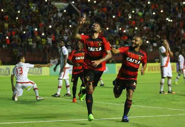 Depois de uma curta passagem pelo futebol português, no Sporting, o atacante André está de volta ao Brasil. Após uma negociação que se arrastou, o atacante torna à Ilha do Retiro como a compra mais cara da história do Sport. Em 2015, André jogou 34 partidas pelo clube e marcou 14 gols, sendo um dos importantes jogadores da equipe na boa campanha do Campeonato Brasileiro.