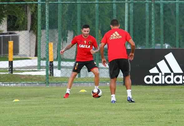 Após passagens por Santos, Cruzeiro e São Paulo, o lateral esquerdo Mena foi a sétima contratação do Sport para a temporada de 2017. Jogador da seleção do Chile, ele vem para substituir Renê, negociado com o Flamengo