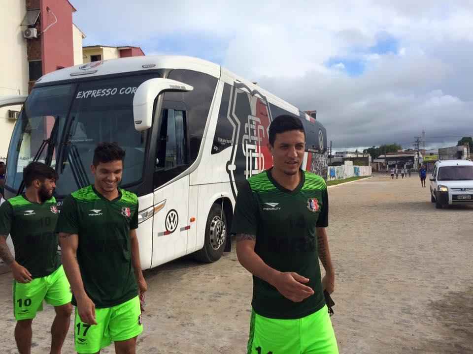 Atacante Everton Santos (C) e meia Lo Costa (D) foram as primeiras novidades no treino do Santa Cruz, no estdio Grito da Repblica