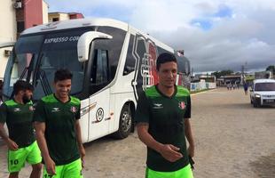 Atacante Everton Santos (C) e meia Lo Costa (D) foram as primeiras novidades no treino do Santa Cruz, no estdio Grito da Repblica