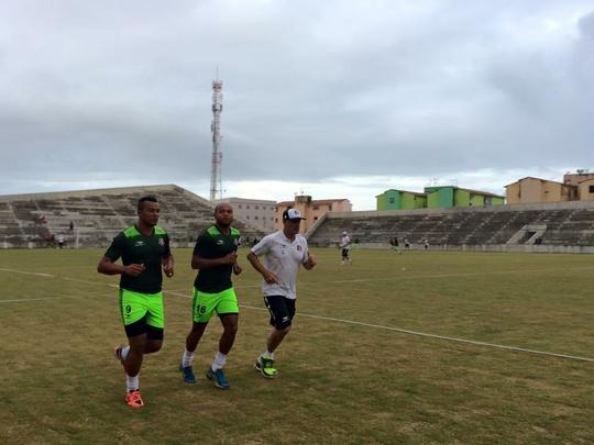 Em seguida, Z Carlos e Anderson Salles trabalharam a parte fsica dando voltas em torno do campo de jogo