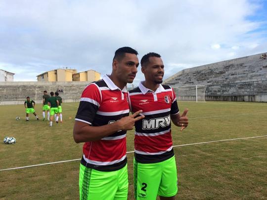 J integrado ao elenco, zagueiros Bruno Silva (D) e Jaime (E) foram apresentados oficialmente pelo Santa Cruz