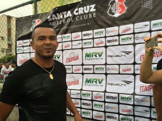 Atacante Z Carlos chegou durante o treino do Santa Cruz e teve recepo acalorada da torcida