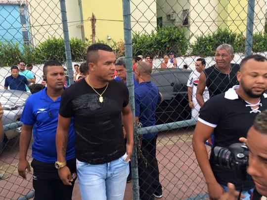 Atacante Z Carlos chegou durante o treino do Santa Cruz e teve recepo acalorada da torcida
