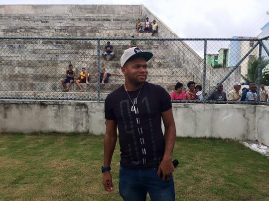 Zagueiro Anderson Salles, ex-Gois, tambm se apresentou ao Santa Cruz no estdio Grito da Repblica