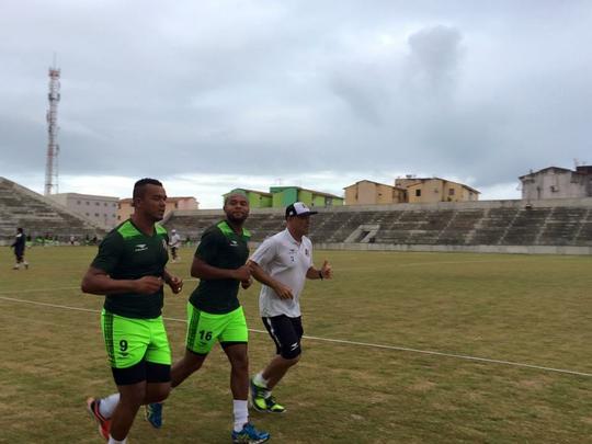 Em seguida, Z Carlos e Anderson Salles trabalharam a parte fsica dando voltas em torno do campo de jogo