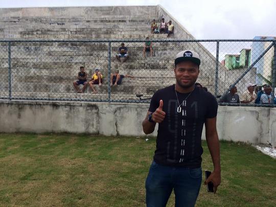 Zagueiro Anderson Salles, ex-Gois, tambm se apresentou ao Santa Cruz no estdio Grito da Repblica