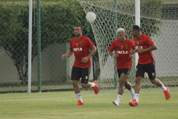 O elenco do Sport se reapresentou nesta segunda-feira, com cinco ausências e uma novidade. O atacante Marquinhos não foi apresentado, mas participou da conversa do grupo com o presidente Arnaldo Barros. Não apareceram o goleiro Magrão, o zagueiro Durval, o meia Diego Souza, o lateral esquerdo Renê e o atacante Rodney Wallace. O primeiro dia de trabalhos foi reservado apenas a exames médicos e trabalhos físicos leves no campo do CT do clube.