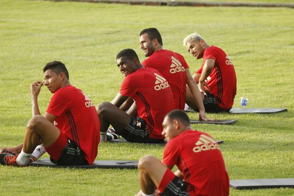O elenco do Sport se reapresentou nesta segunda-feira, com cinco ausências e uma novidade. O atacante Marquinhos não foi apresentado, mas participou da conversa do grupo com o presidente Arnaldo Barros. Não apareceram o goleiro Magrão, o zagueiro Durval, o meia Diego Souza, o lateral esquerdo Renê e o atacante Rodney Wallace. O primeiro dia de trabalhos foi reservado apenas a exames médicos e trabalhos físicos leves no campo do CT do clube.
