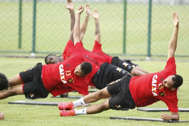 O elenco do Sport se reapresentou nesta segunda-feira, com cinco ausências e uma novidade. O atacante Marquinhos não foi apresentado, mas participou da conversa do grupo com o presidente Arnaldo Barros. Não apareceram o goleiro Magrão, o zagueiro Durval, o meia Diego Souza, o lateral esquerdo Renê e o atacante Rodney Wallace. O primeiro dia de trabalhos foi reservado apenas a exames médicos e trabalhos físicos leves no campo do CT do clube.