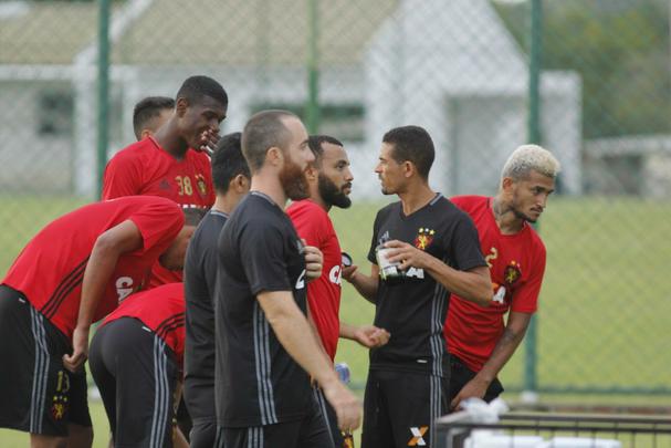 O elenco do Sport se reapresentou nesta segunda-feira, com cinco ausências e uma novidade. O atacante Marquinhos não foi apresentado, mas participou da conversa do grupo com o presidente Arnaldo Barros. Não apareceram o goleiro Magrão, o zagueiro Durval, o meia Diego Souza, o lateral esquerdo Renê e o atacante Rodney Wallace. O primeiro dia de trabalhos foi reservado apenas a exames médicos e trabalhos físicos leves no campo do CT do clube.