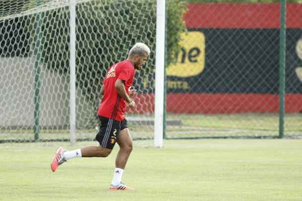 O elenco do Sport se reapresentou nesta segunda-feira, com cinco ausências e uma novidade. O atacante Marquinhos não foi apresentado, mas participou da conversa do grupo com o presidente Arnaldo Barros. Não apareceram o goleiro Magrão, o zagueiro Durval, o meia Diego Souza, o lateral esquerdo Renê e o atacante Rodney Wallace. O primeiro dia de trabalhos foi reservado apenas a exames médicos e trabalhos físicos leves no campo do CT do clube.