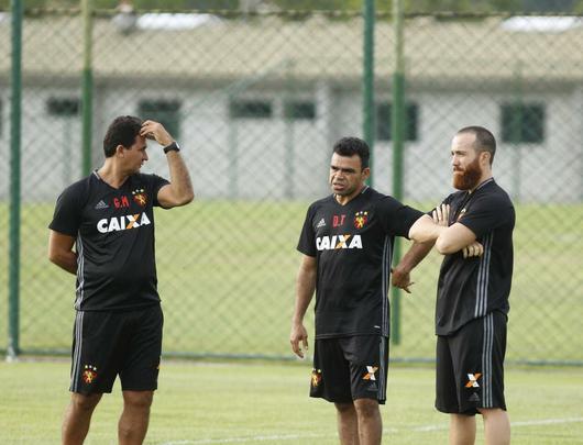 O elenco do Sport se reapresentou nesta segunda-feira, com cinco ausências e uma novidade. O atacante Marquinhos não foi apresentado, mas participou da conversa do grupo com o presidente Arnaldo Barros. Não apareceram o goleiro Magrão, o zagueiro Durval, o meia Diego Souza, o lateral esquerdo Renê e o atacante Rodney Wallace. O primeiro dia de trabalhos foi reservado apenas a exames médicos e trabalhos físicos leves no campo do CT do clube.