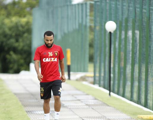 O elenco do Sport se reapresentou nesta segunda-feira, com cinco ausências e uma novidade. O atacante Marquinhos não foi apresentado, mas participou da conversa do grupo com o presidente Arnaldo Barros. Não apareceram o goleiro Magrão, o zagueiro Durval, o meia Diego Souza, o lateral esquerdo Renê e o atacante Rodney Wallace. O primeiro dia de trabalhos foi reservado apenas a exames médicos e trabalhos físicos leves no campo do CT do clube.