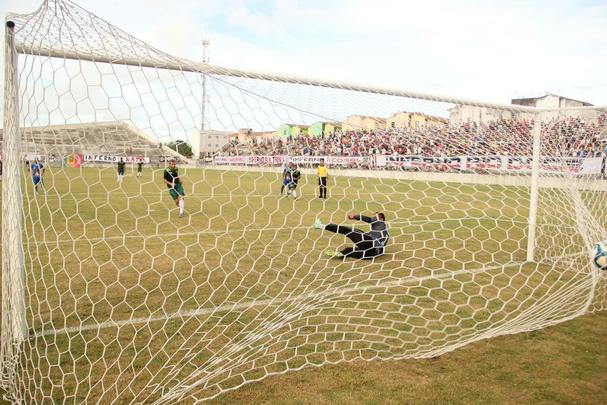 Santa Cruz vence jogo-treino em cima da Agap-PE, por 3 a 0, no estdio Grito Repblica. Meia Thoms abriu o placar de pnalti