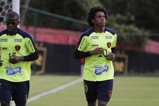 Escolhido como 'Cristo' pela torcida como um dos responsáveis pelo rebaixamento no ano anterior, Rithely foi perseguido por parte dos rubro-negros. Chegou a ser agredido por membros de uma torcida organizada ao desembarcar no Recife após uma derrota na Série B de 2013. De a volta por cima, porém. Conseguiu ultrapassar a marca de 100 jogos pelo Sport. Fez 34 partidas como titular na campanha que recolocou o Sport de volta à Série A. Foi destaque positivo. A desconfiança da torcida já estava sendo deixada de lado ao fim do ano e Rithely, enfim, firmava-se como uma realidade no Leão.