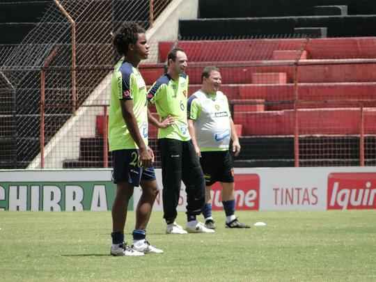 Escolhido como 'Cristo' pela torcida como um dos responsáveis pelo rebaixamento no ano anterior, Rithely foi perseguido por parte dos rubro-negros. Chegou a ser agredido por membros de uma torcida organizada ao desembarcar no Recife após uma derrota na Série B de 2013. De a volta por cima, porém. Conseguiu ultrapassar a marca de 100 jogos pelo Sport. Fez 34 partidas como titular na campanha que recolocou o Sport de volta à Série A. Foi destaque positivo. A desconfiança da torcida já estava sendo deixada de lado ao fim do ano e Rithely, enfim, firmava-se como uma realidade no Leão.