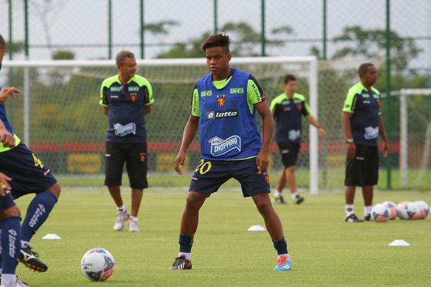 Em 2014, Rithely conheceu algo que faltava no currculo: ttulos. Com a confiana do tcnico Eduardo Baptista, foi uma das peas-chave nas conquistas do Campeonato Pernambucano e da Copa do Nordeste daquele ano.