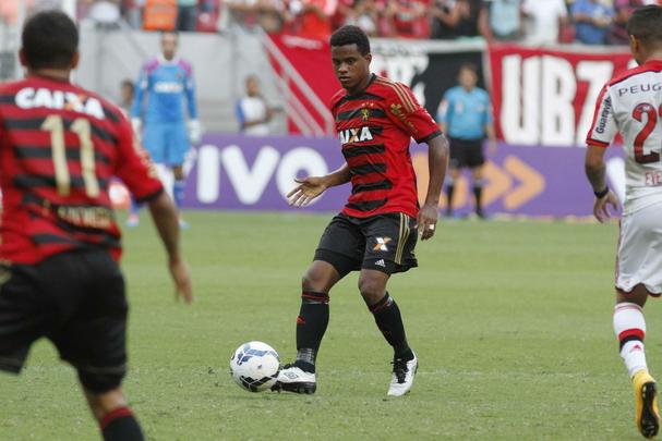 Em alta, Rithely estendeu o contrato pela primeira vez com o Sport. O volante, alvo do Corinthians já naquele ano, assinava com o Leão para ficar até o fim de 2017. Na Série A, fez 35 dos 38 jogos do Leão.