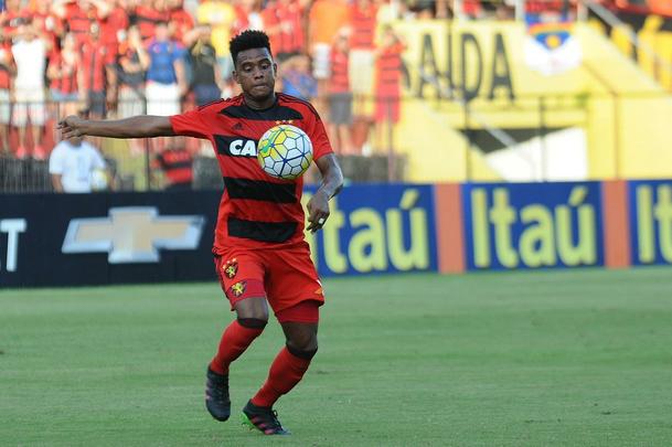 Um dos lderes do elenco e xod da torcida do Sport aos 24 anos, Rithely passou em 2016 da marca dos 250 jogos pelo Leo. Foram 57 partidas pelo Leo na sua sexta temporada pelo Leo sem jamais ter tido uma leso mais grave. Em alta, viveu a expectativa de ser convocado pelo tcnico Tite pela primeira vez para a Seleo Brasileira. O convite, esperado, no veio. Mais uma vez, o Leo estendeu o contrato com o jogador, dessa vez at 2019.