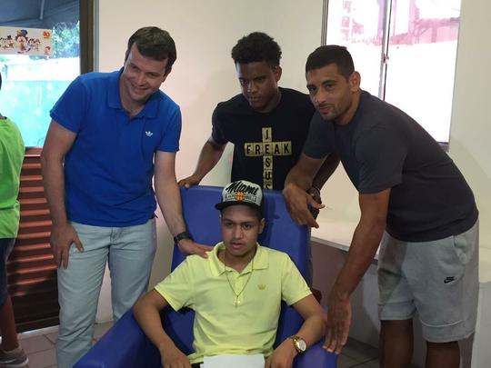 Diego Souza, Rithely, Ronaldo Alves, Arnaldo Barros, Dubeux e Fbio Silva participaram de uma ao social no Hospital do Cncer nesta quarta. A visita partiu de uma carta enviada pelo paciente Lucas Barbosa, f de Diego Souza. 