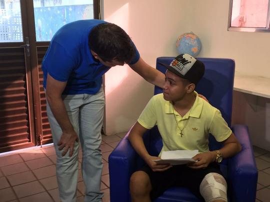 Diego Souza, Rithely, Ronaldo Alves, Arnaldo Barros, Dubeux e Fbio Silva participaram de uma ao social no Hospital do Cncer nesta quarta. A visita partiu de uma carta enviada pelo paciente Lucas Barbosa, f de Diego Souza. 