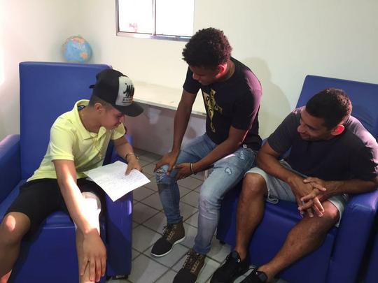 Diego Souza, Rithely, Ronaldo Alves, Arnaldo Barros, Dubeux e Fbio Silva participaram de uma ao social no Hospital do Cncer nesta quarta. A visita partiu de uma carta enviada pelo paciente Lucas Barbosa, f de Diego Souza. 