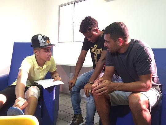 Diego Souza, Rithely, Ronaldo Alves, Arnaldo Barros, Dubeux e Fbio Silva participaram de uma ao social no Hospital do Cncer nesta quarta. A visita partiu de uma carta enviada pelo paciente Lucas Barbosa, f de Diego Souza. 