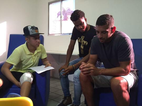 Diego Souza, Rithely, Ronaldo Alves, Arnaldo Barros, Dubeux e Fbio Silva participaram de uma ao social no Hospital do Cncer nesta quarta. A visita partiu de uma carta enviada pelo paciente Lucas Barbosa, f de Diego Souza. 