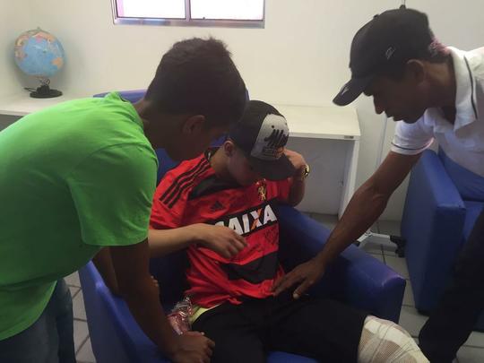 Diego Souza, Rithely, Ronaldo Alves, Arnaldo Barros, Dubeux e Fbio Silva participaram de uma ao social no Hospital do Cncer nesta quarta. A visita partiu de uma carta enviada pelo paciente Lucas Barbosa, f de Diego Souza. 