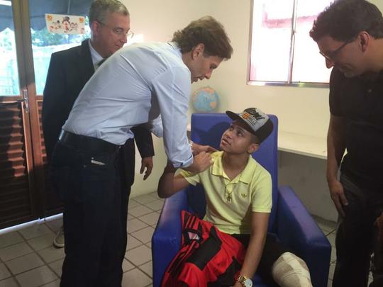 Diego Souza, Rithely, Ronaldo Alves, Arnaldo Barros, Dubeux e Fbio Silva participaram de uma ao social no Hospital do Cncer nesta quarta. A visita partiu de uma carta enviada pelo paciente Lucas Barbosa, f de Diego Souza. 