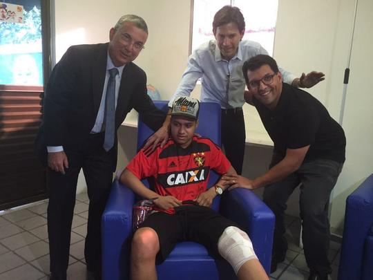 Diego Souza, Rithely, Ronaldo Alves, Arnaldo Barros, Dubeux e Fbio Silva participaram de uma ao social no Hospital do Cncer nesta quarta. A visita partiu de uma carta enviada pelo paciente Lucas Barbosa, f de Diego Souza. 