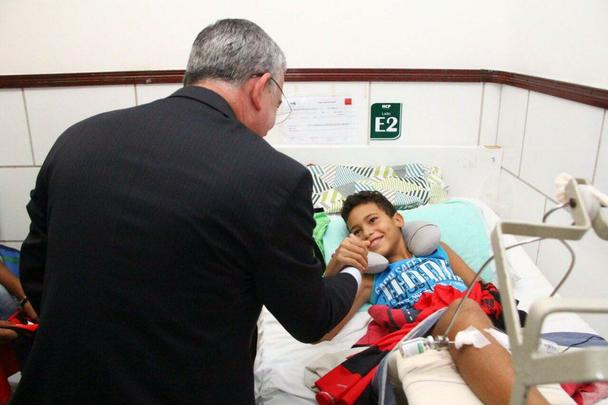 Diego Souza, Rithely, Ronaldo Alves, Arnaldo Barros, Dubeux e Fbio Silva participaram de uma ao social no Hospital do Cncer nesta quarta. A visita partiu de uma carta enviada pelo paciente Lucas Barbosa, f de Diego Souza. 