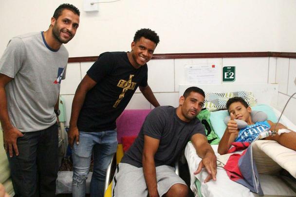 Diego Souza, Rithely, Ronaldo Alves, Arnaldo Barros, Dubeux e Fbio Silva participaram de uma ao social no Hospital do Cncer nesta quarta. A visita partiu de uma carta enviada pelo paciente Lucas Barbosa, f de Diego Souza. 