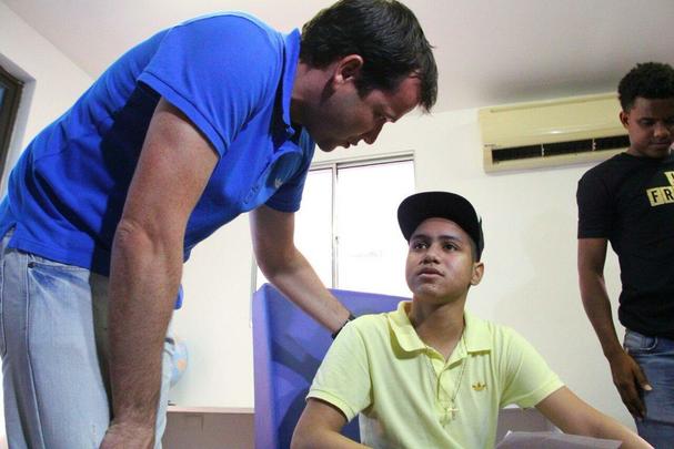 Diego Souza, Rithely, Ronaldo Alves, Arnaldo Barros, Dubeux e Fbio Silva participaram de uma ao social no Hospital do Cncer nesta quarta. A visita partiu de uma carta enviada pelo paciente Lucas Barbosa, f de Diego Souza. 