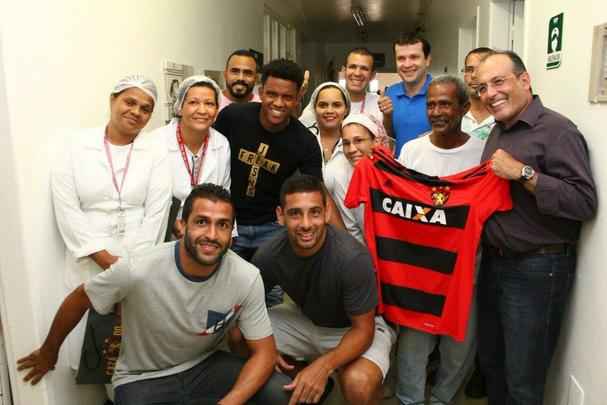 Diego Souza, Rithely, Ronaldo Alves, Arnaldo Barros, Dubeux e Fbio Silva participaram de uma ao social no Hospital do Cncer nesta quarta. A visita partiu de uma carta enviada pelo paciente Lucas Barbosa, f de Diego Souza. 