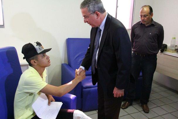 Diego Souza, Rithely, Ronaldo Alves, Arnaldo Barros, Dubeux e Fbio Silva participaram de uma ao social no Hospital do Cncer nesta quarta. A visita partiu de uma carta enviada pelo paciente Lucas Barbosa, f de Diego Souza. 