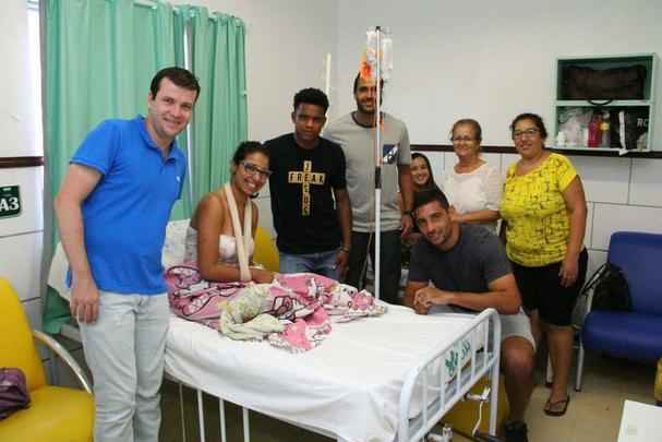 Diego Souza, Rithely, Ronaldo Alves, Arnaldo Barros, Dubeux e Fbio Silva participaram de uma ao social no Hospital do Cncer nesta quarta. A visita partiu de uma carta enviada pelo paciente Lucas Barbosa, f de Diego Souza. 