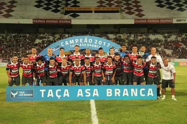 Equipe coral fez uma partida tpica de comeo, com muitos erros, porm se superou e levantou a taa diante da torcida