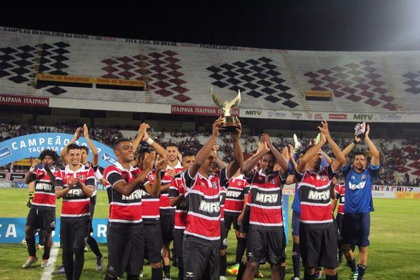 Equipe coral fez uma partida tpica de comeo, com muitos erros, porm se superou e levantou a taa diante da torcida
