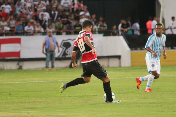 Equipe coral fez uma partida típica de começo, com muitos erros, porém se superou e levantou a taça diante da torcida