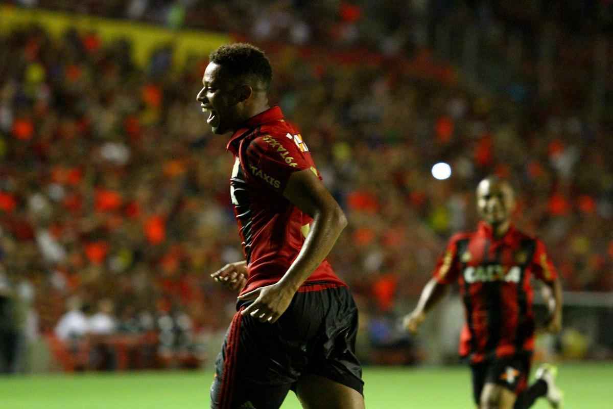 Pela 10 rodada do Brasileiro. Mais dois de Andr. Na Ilha do Retiro, no deu muito tempo para o Internacional mostrar a que veio. Com um primeiro tempo sufocante, o Sport logo abriu 3 a 0 no placar e somente administrou o resultado na 2 etapa. A rede balanou pela primeira vez justamente dos ps de Andr. Abriu o placar aos 10 minutos de jogo convertendo um pnalti e decretou o resultado final aos 36. 