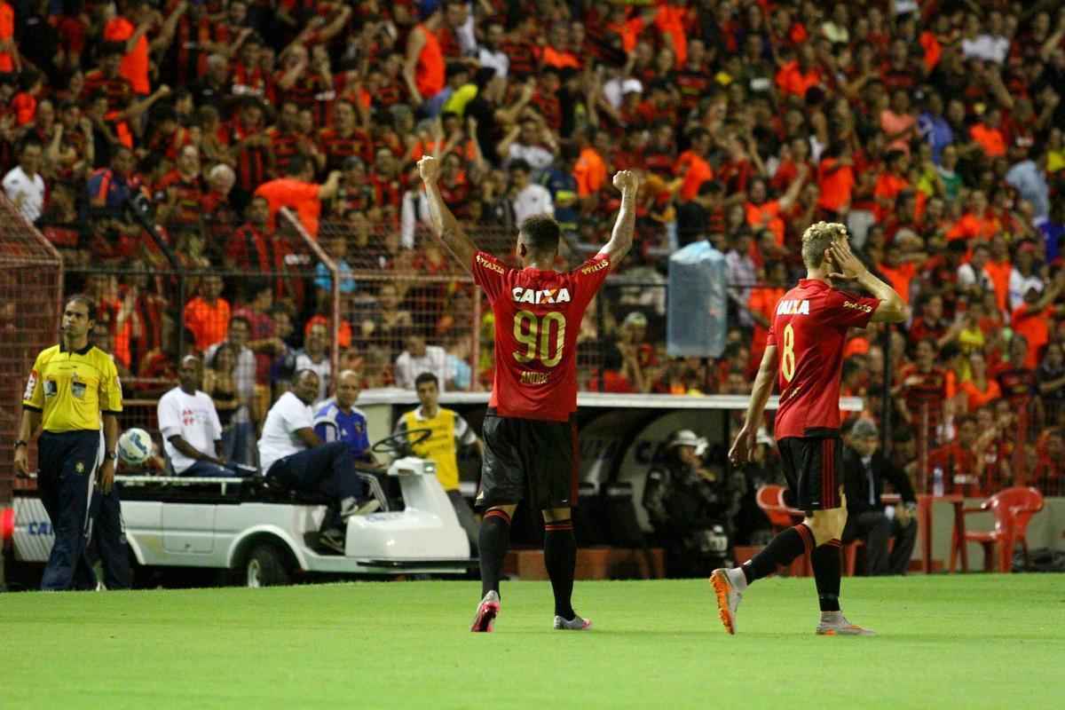 Pela 10 rodada do Brasileiro. Mais dois de Andr. Na Ilha do Retiro, no deu muito tempo para o Internacional mostrar a que veio. Com um primeiro tempo sufocante, o Sport logo abriu 3 a 0 no placar e somente administrou o resultado na 2 etapa. A rede balanou pela primeira vez justamente dos ps de Andr. Abriu o placar aos 10 minutos de jogo convertendo um pnalti e decretou o resultado final aos 36. 