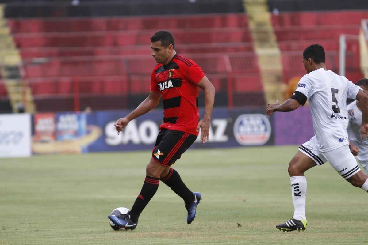 No primeiro compromisso do Sport pelo Estadual, o Rubro-negro bateu o Central sem dificuldades, com gols de Rogério, Diego Souza e Reinaldo Lenis, na Ilha do Retiro.