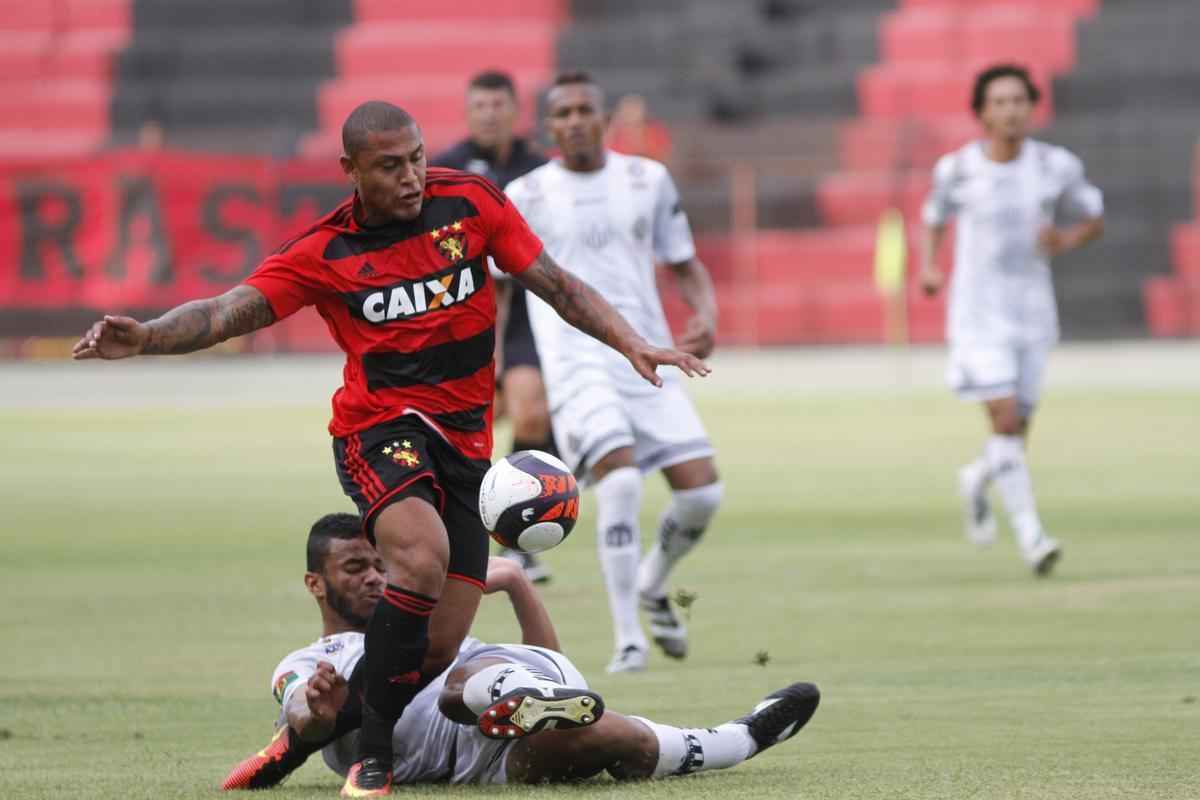 No primeiro compromisso do Sport pelo Estadual, o Rubro-negro bateu o Central sem dificuldades, com gols de Rogrio, Diego Souza e Reinaldo Lenis, na Ilha do Retiro.