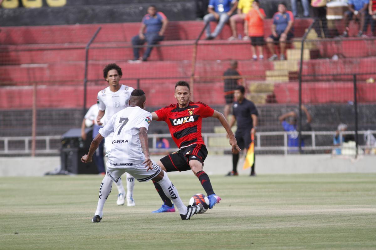 No primeiro compromisso do Sport pelo Estadual, o Rubro-negro bateu o Central sem dificuldades, com gols de Rogrio, Diego Souza e Reinaldo Lenis, na Ilha do Retiro.