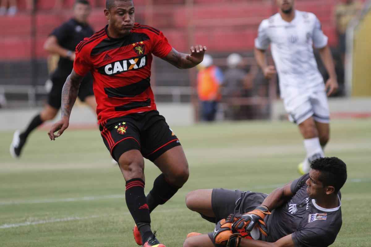 No primeiro compromisso do Sport pelo Estadual, o Rubro-negro bateu o Central sem dificuldades, com gols de Rogrio, Diego Souza e Reinaldo Lenis, na Ilha do Retiro.