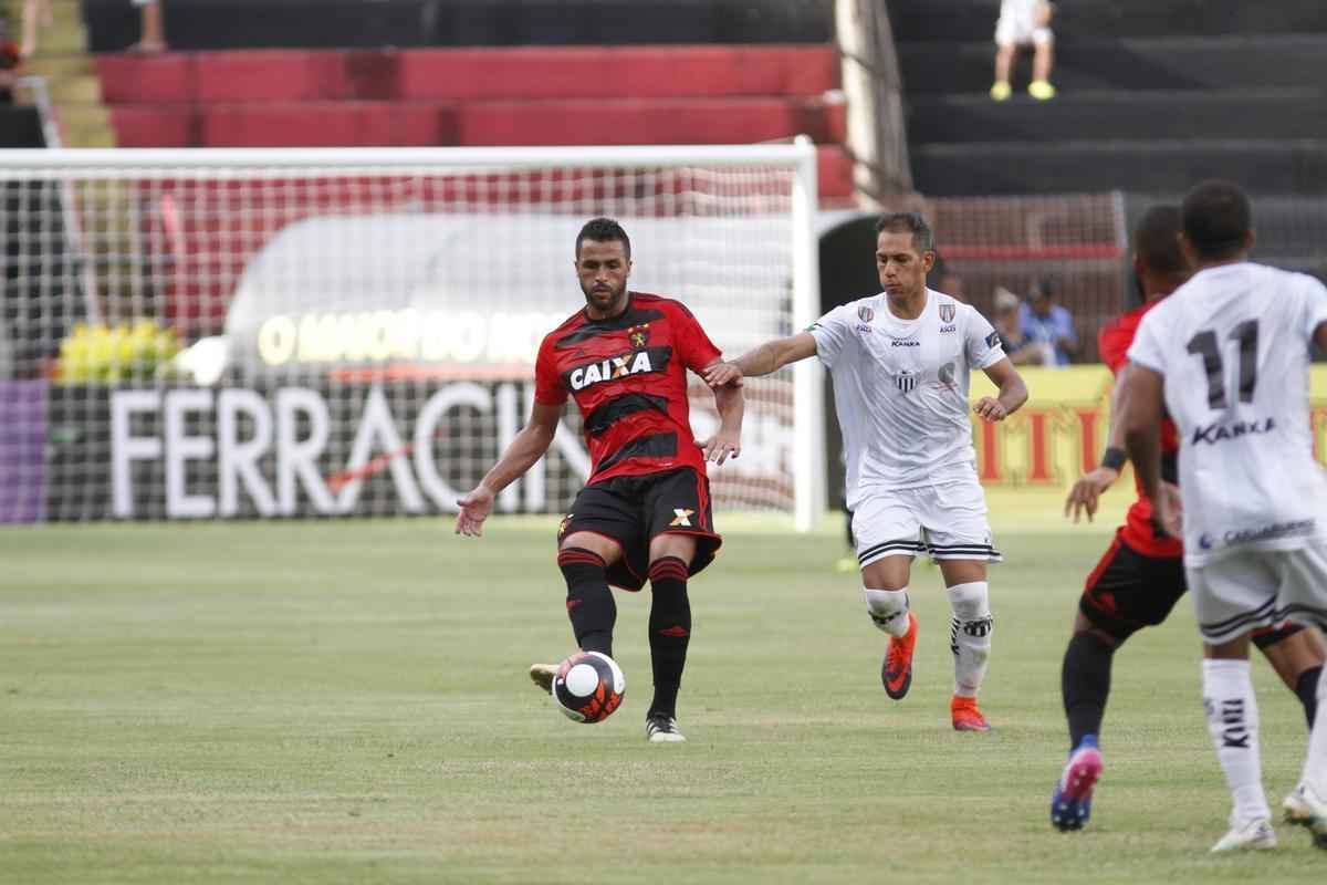 No primeiro compromisso do Sport pelo Estadual, o Rubro-negro bateu o Central sem dificuldades, com gols de Rogrio, Diego Souza e Reinaldo Lenis, na Ilha do Retiro.