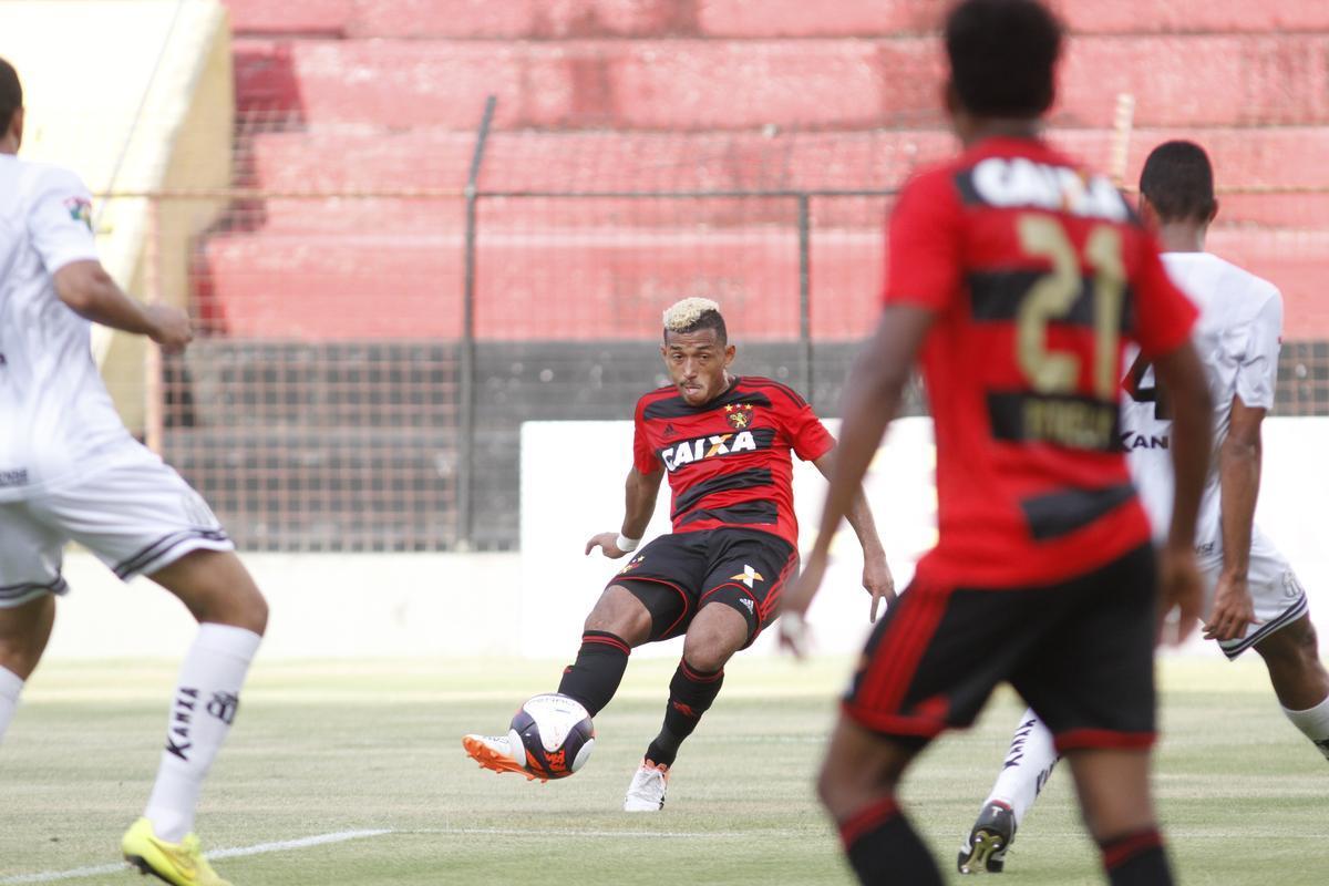 No primeiro compromisso do Sport pelo Estadual, o Rubro-negro bateu o Central sem dificuldades, com gols de Rogrio, Diego Souza e Reinaldo Lenis, na Ilha do Retiro.